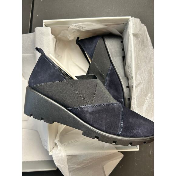 The Flexx Women's Suede Cross Band Slip On Wedge 8M Blue New in Box! - Picture 4 of 8